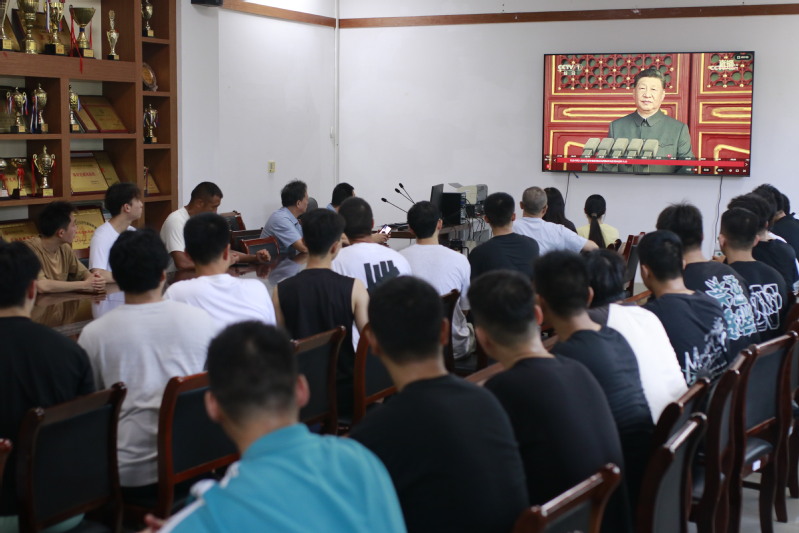体育学院组织师生集体观看九三阅...